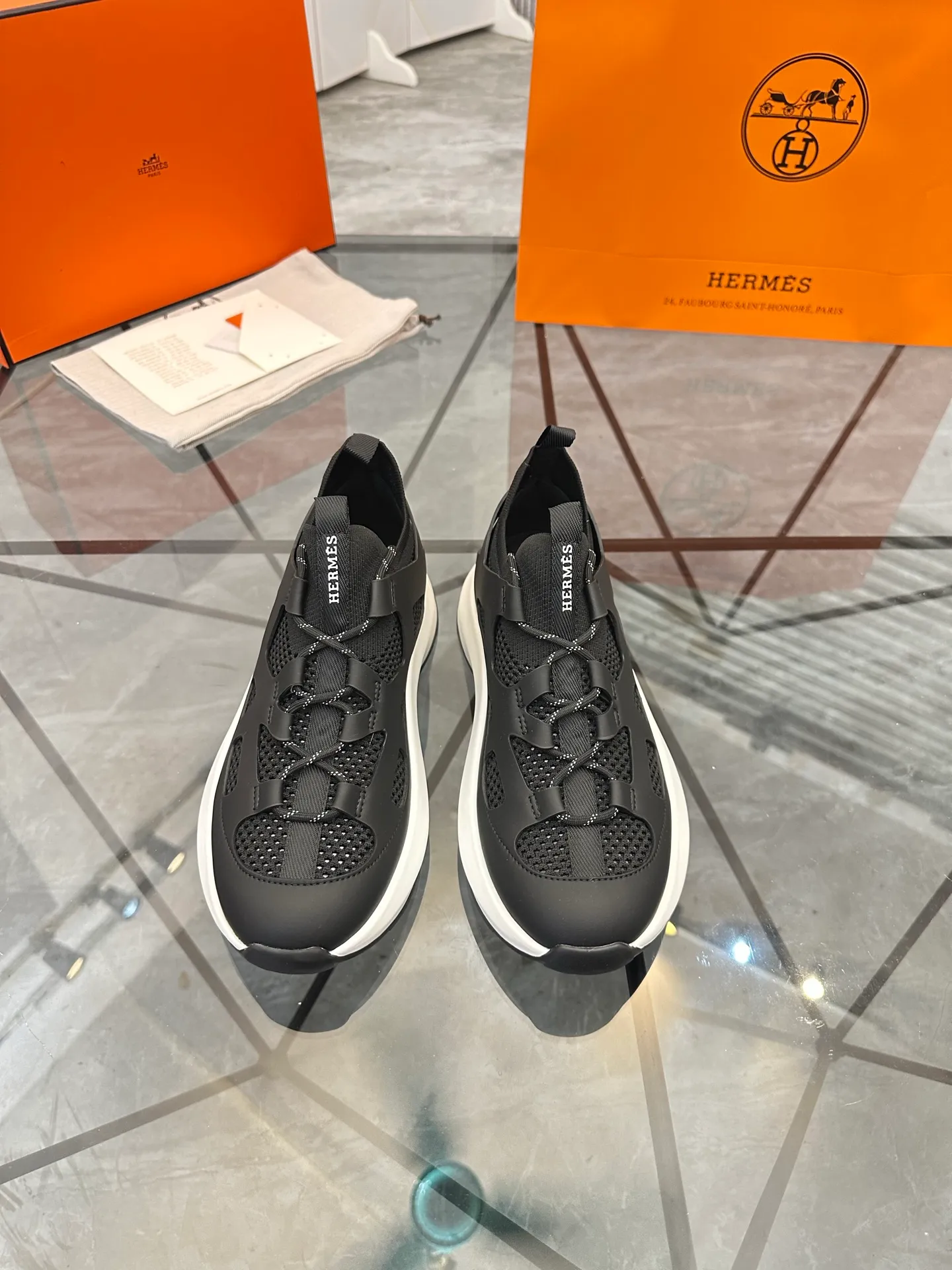 Men's shoes for sale 💰: 💰P660¥ High-end top quality Product trademark: Hermes *"Hermès*" low-top casual shoes Regular size: 38-45 (can be customized to 46) Product materials: upper imported first-layer cowhide stitched with original fabric, original rubber sheet, breathable lining, cowhide foot pads, original outsole. No.: 001
